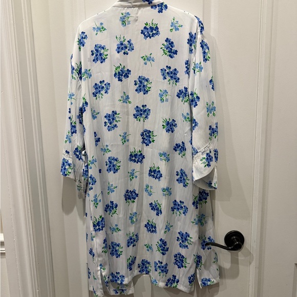 Kate Spade White and Blue Floral Wrap - Picture 5 of 5